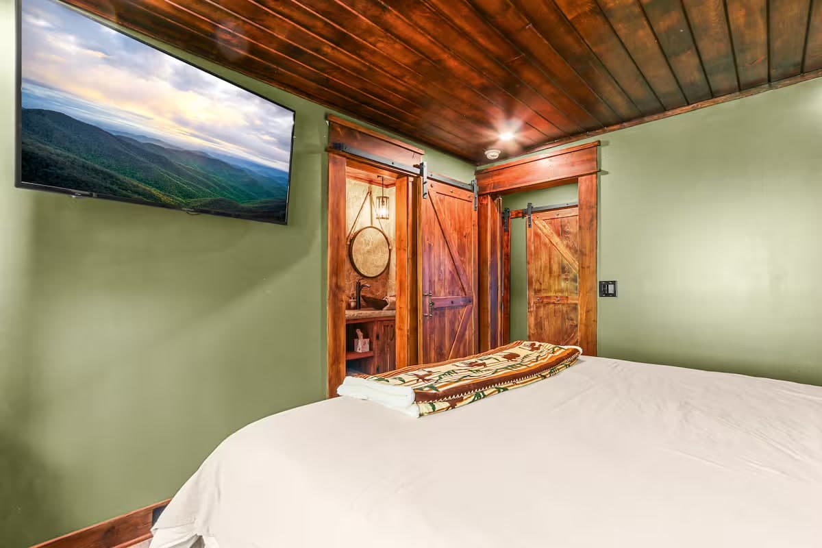 Mama Bear Cabin photo 23