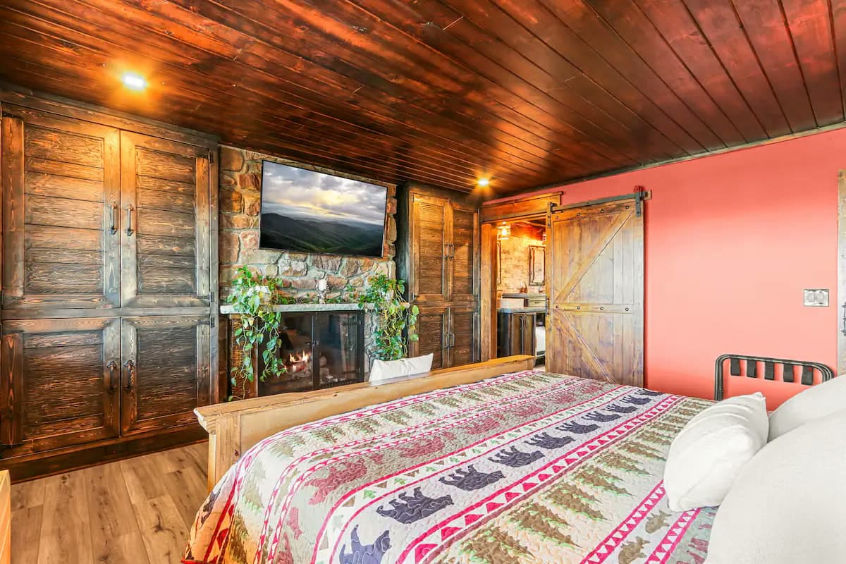 Mama Bear Cabin photo 29